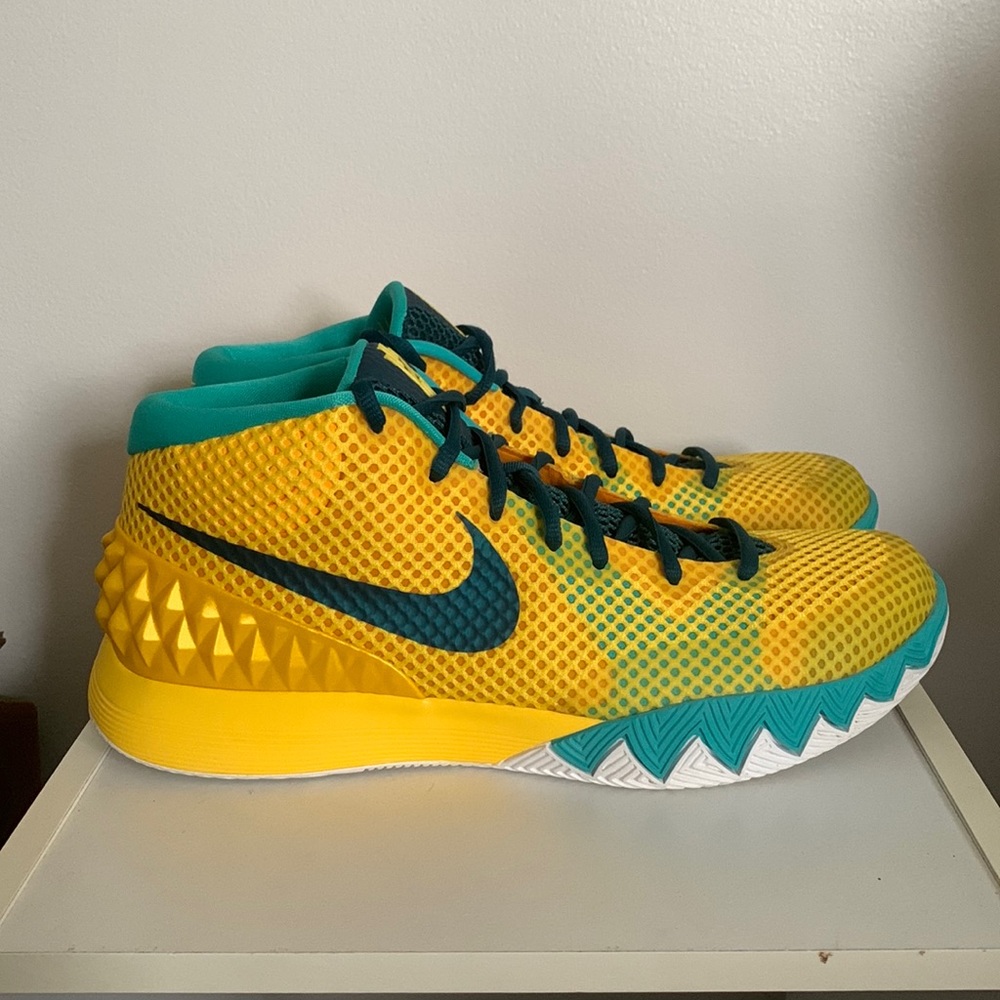 Nike Kyrie 1 Letterman, Men’s Size 10.5